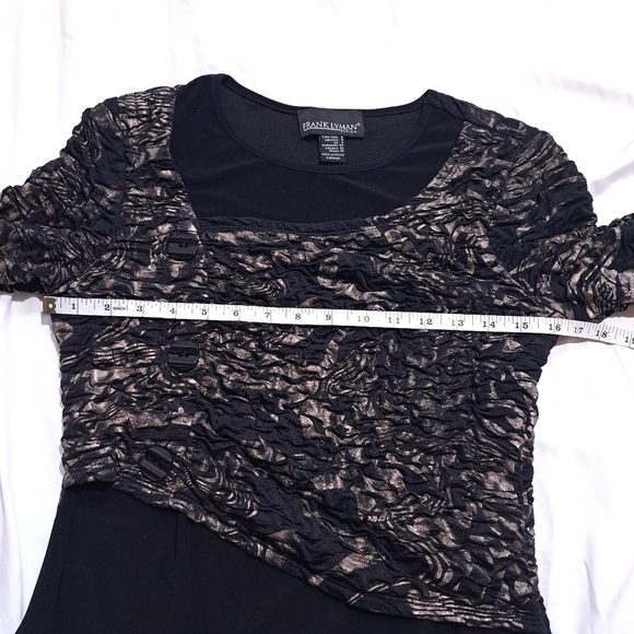 Frank Lyman |Black & gold asymmetrical crinkled fabric with button detai… - Picture 7 of 10